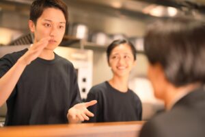 飲食店でアルバイトをするメリット4つ│接客を通してコミュニケーション能力が身に付く